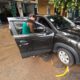 Moradora do bairro do Maracanã limpando o carro após fortes chuvas atingirem a região