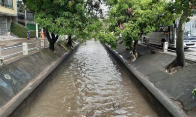 Rio Maracanã transborda após chuva atingir o bairro do Maracanã