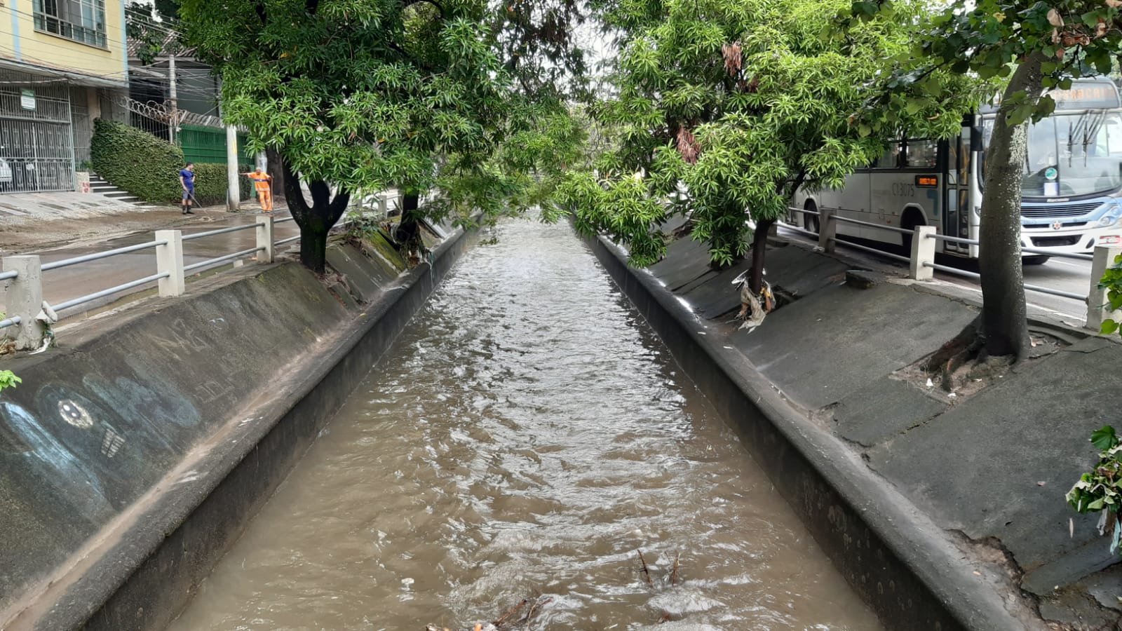 Rio Maracanã transborda após chuva atingir o bairro do Maracanã