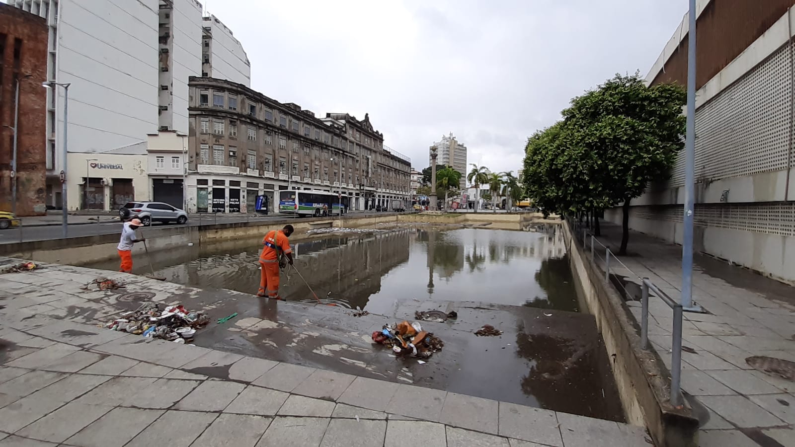 Cais do Valongo inundado após chuva atingir a cidade do Rio