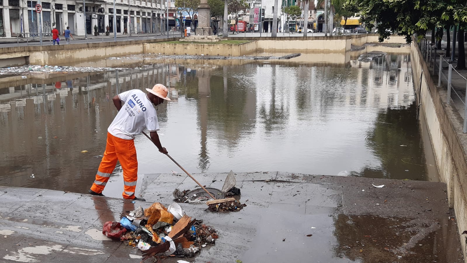 Cais do Valongo inundado após chuva atingir a cidade do Rio
