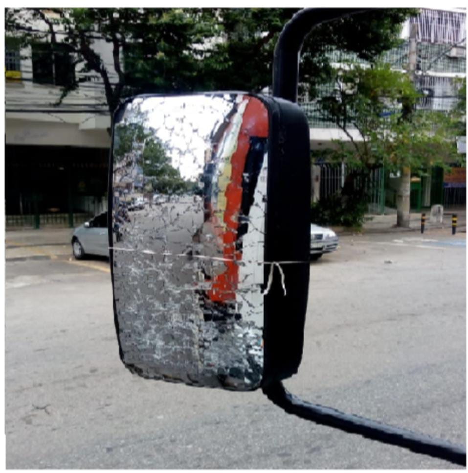 Caminhões da Comlurb são danificados