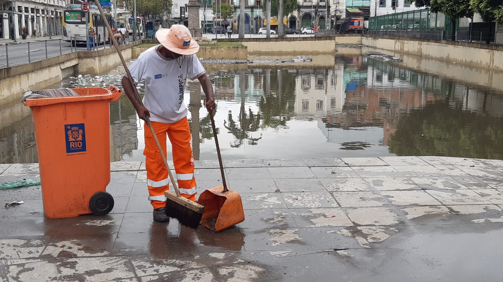 Cais do Valongo inundado após chuva atingir a cidade do Rio