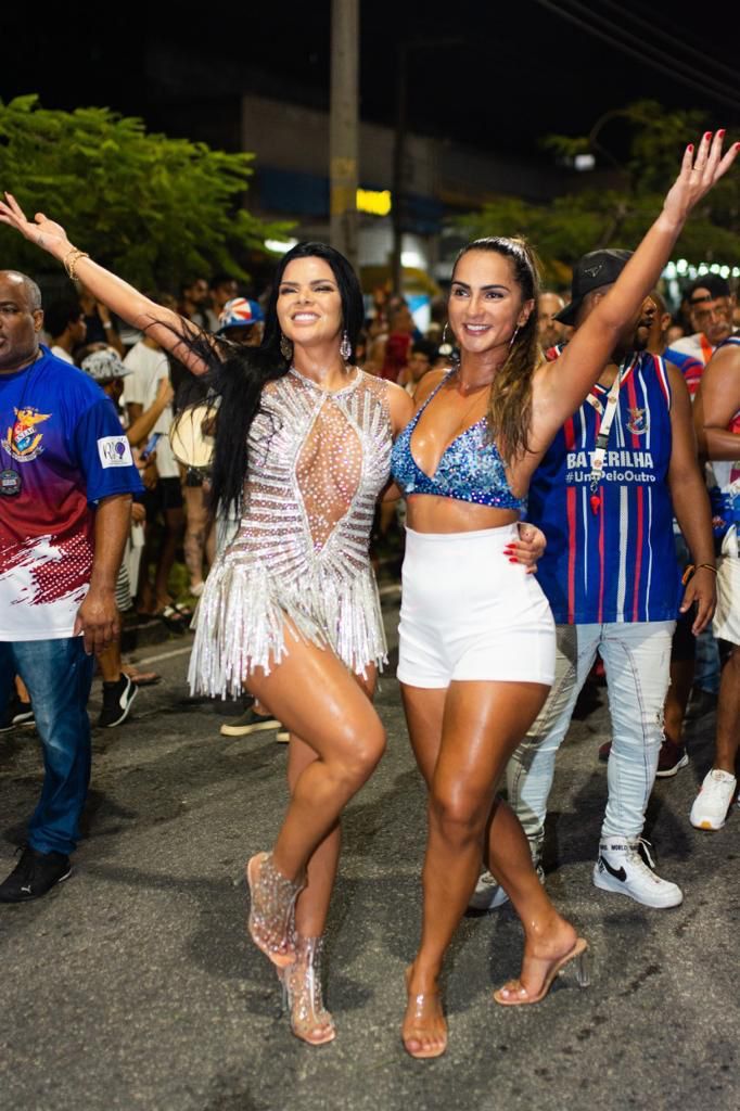 Atual e ex-rainha de comunidade da União da Ilha sambam juntas