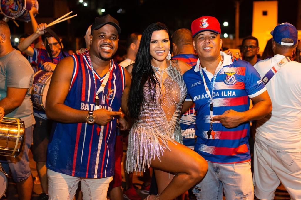 Atual e ex-rainha de comunidade da União da Ilha sambam juntas