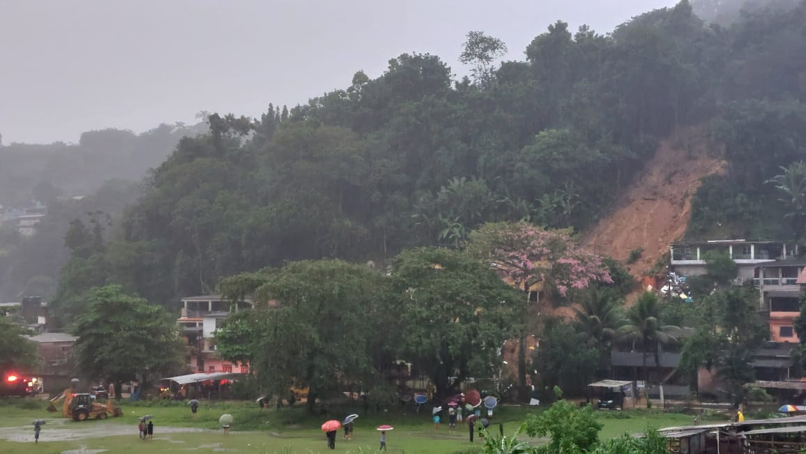 Deslizamento atingiu, pelo menos, sete casas em Angra
