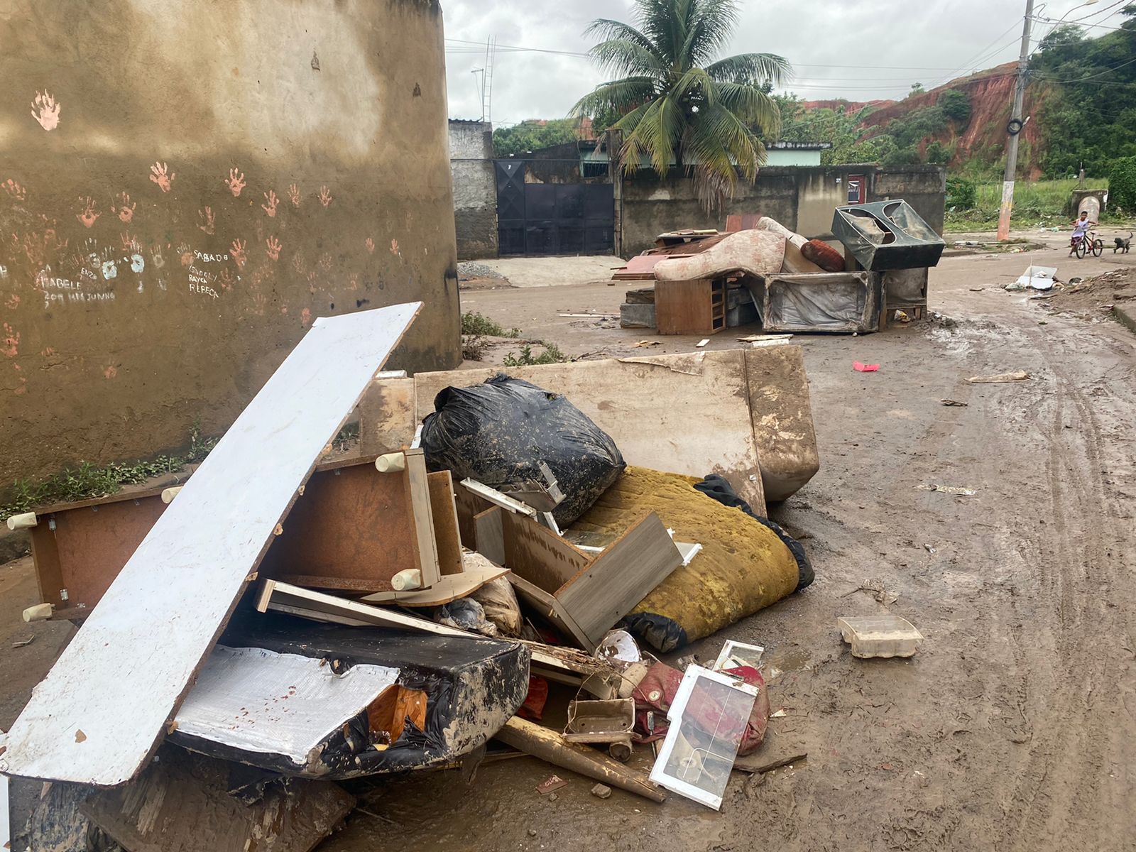 Vítimas das chuvas de Belford Roxo contabilizam prejuízos e pedem por socorro