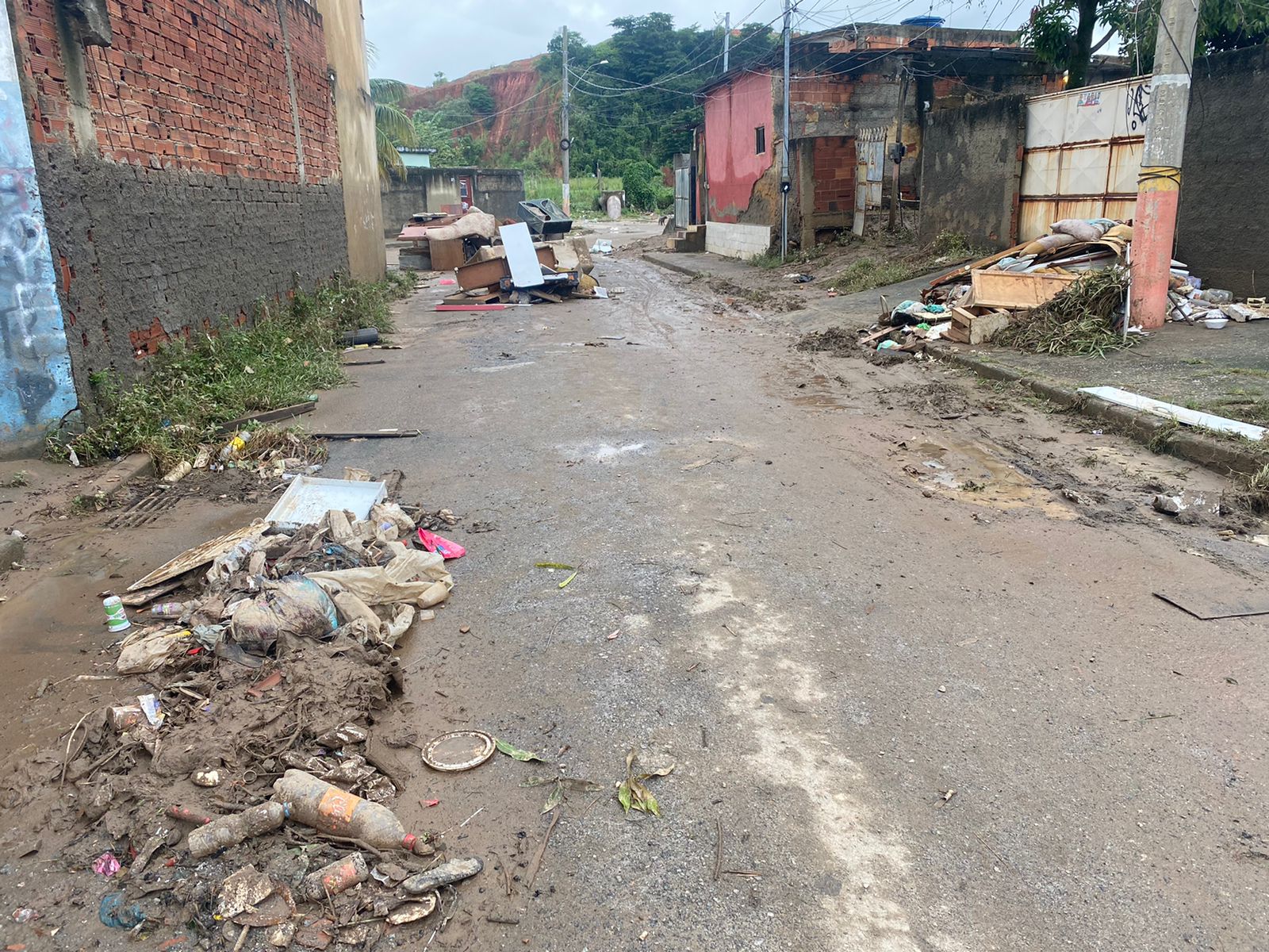 Vítimas das chuvas de Belford Roxo contabilizam prejuízos e pedem por socorro