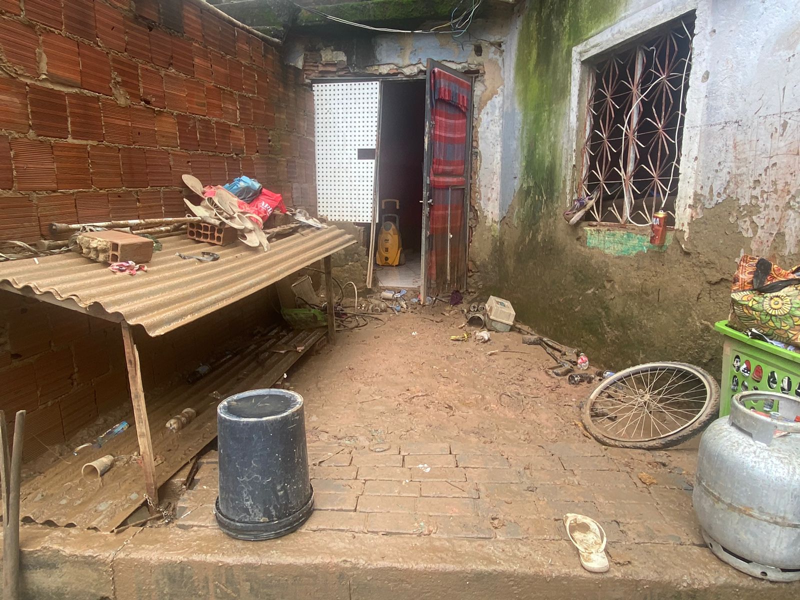 Vítimas das chuvas de Belford Roxo contabilizam prejuízos e pedem por socorro