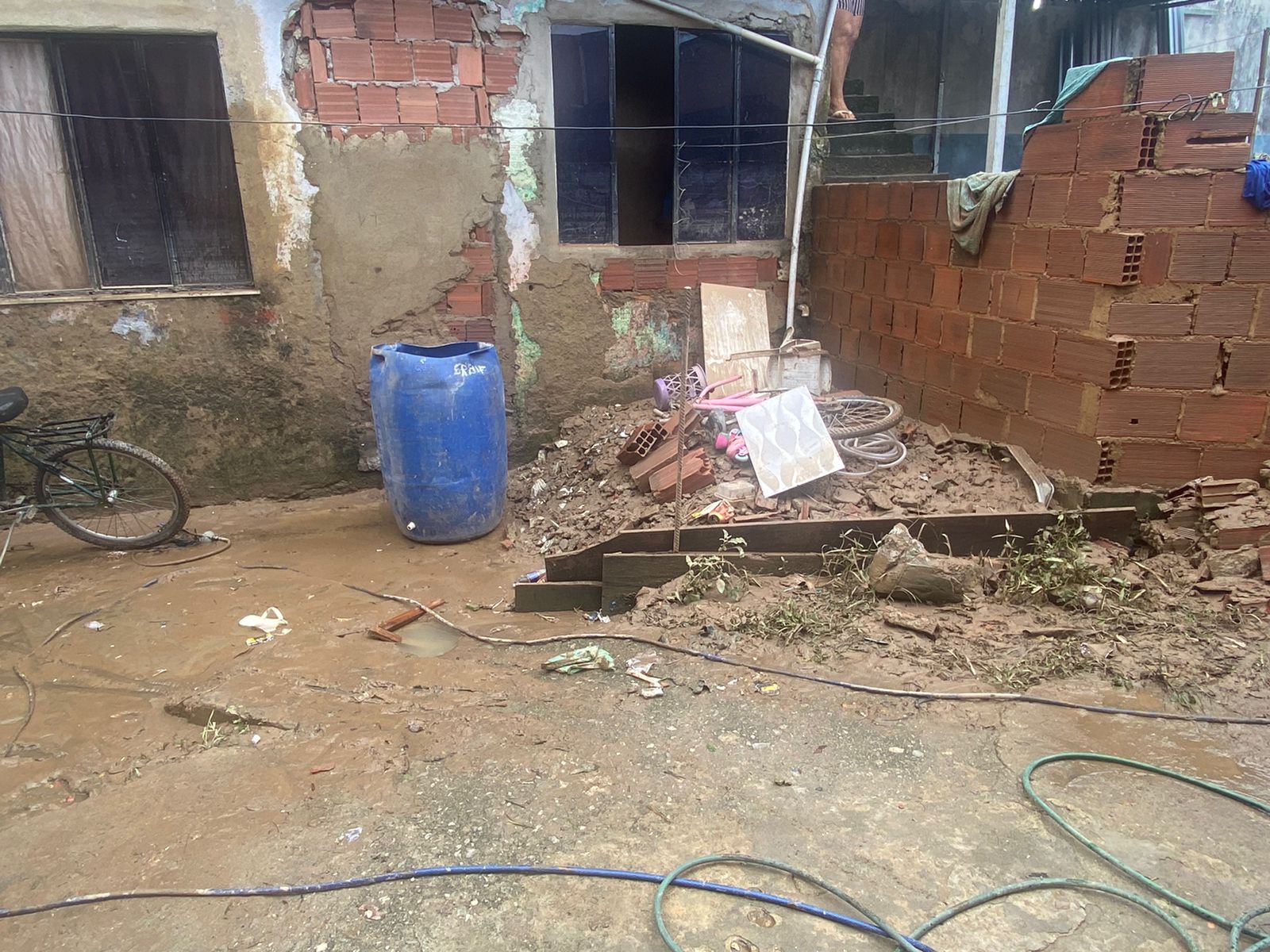 Vítimas das chuvas de Belford Roxo contabilizam prejuízos e pedem por socorro