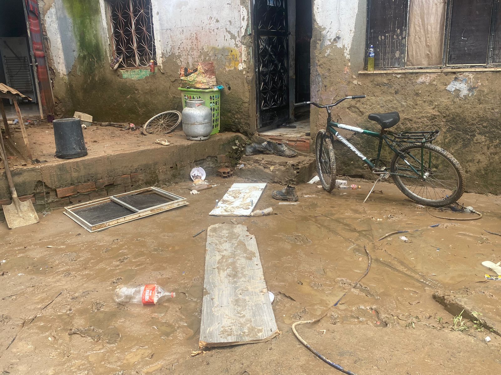 Vítimas das chuvas de Belford Roxo contabilizam prejuízos e pedem por socorro