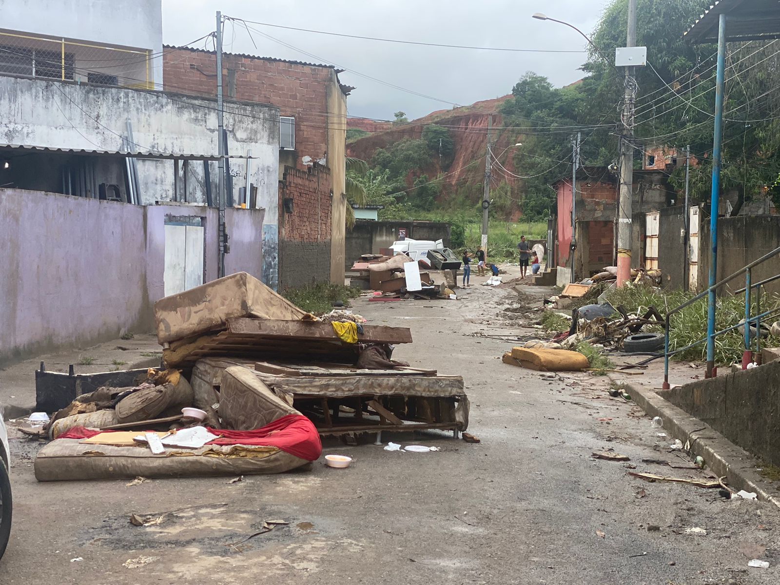 Vítimas das chuvas de Belford Roxo contabilizam prejuízos e pedem por socorro