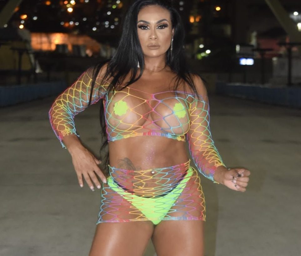 Andrea Martins, musa há 12 anos conta segredo para encarar maratona de Carnaval