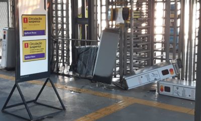 Passageiros depredam estação de trem de Belford Roxo