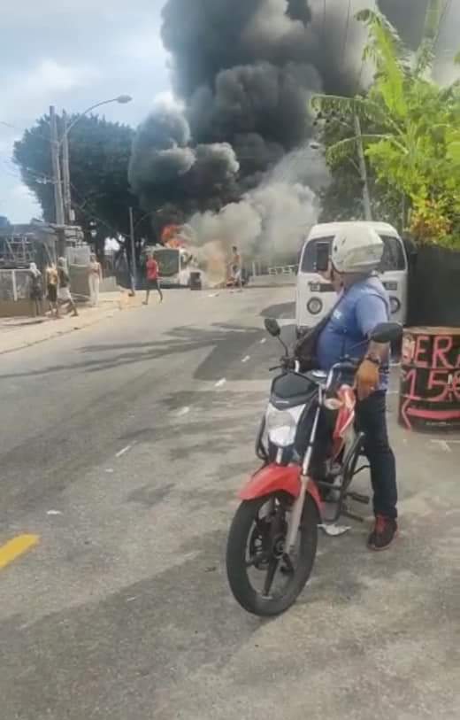 Moradores protestam após morte de adolescente em Cordovil