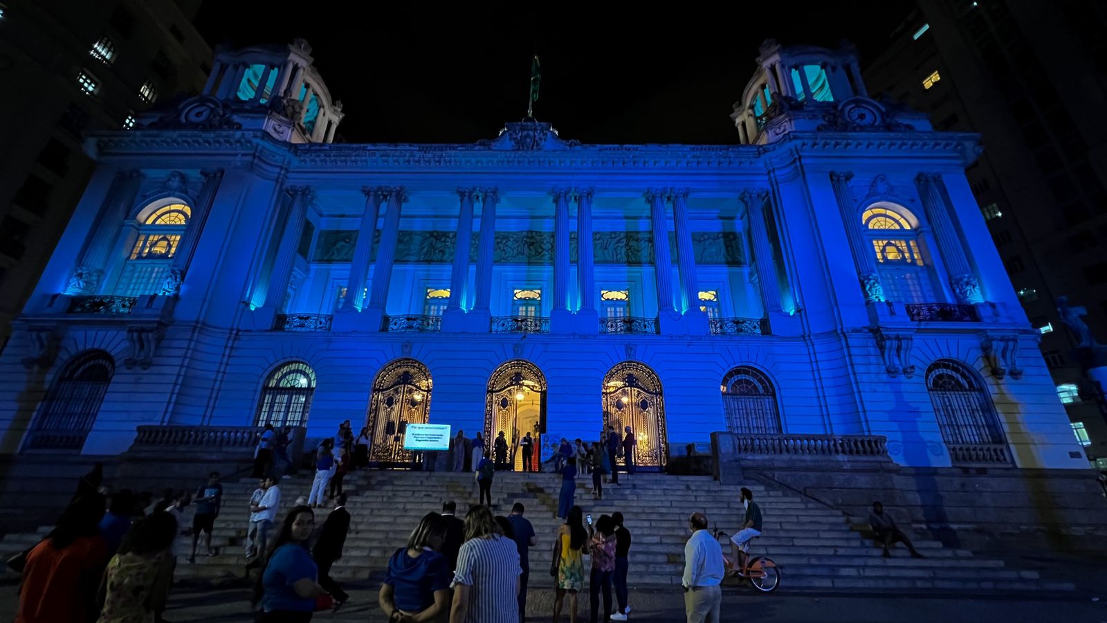 Câmara Municipal do Rio recebe iluminação especial para campanha abril Azul 