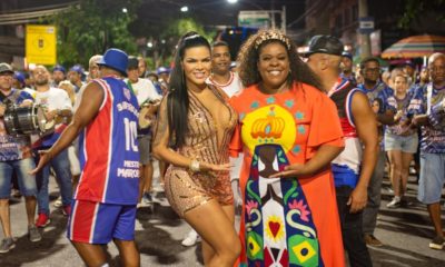 Cacau Protásio desfila junto com Juliana Souza