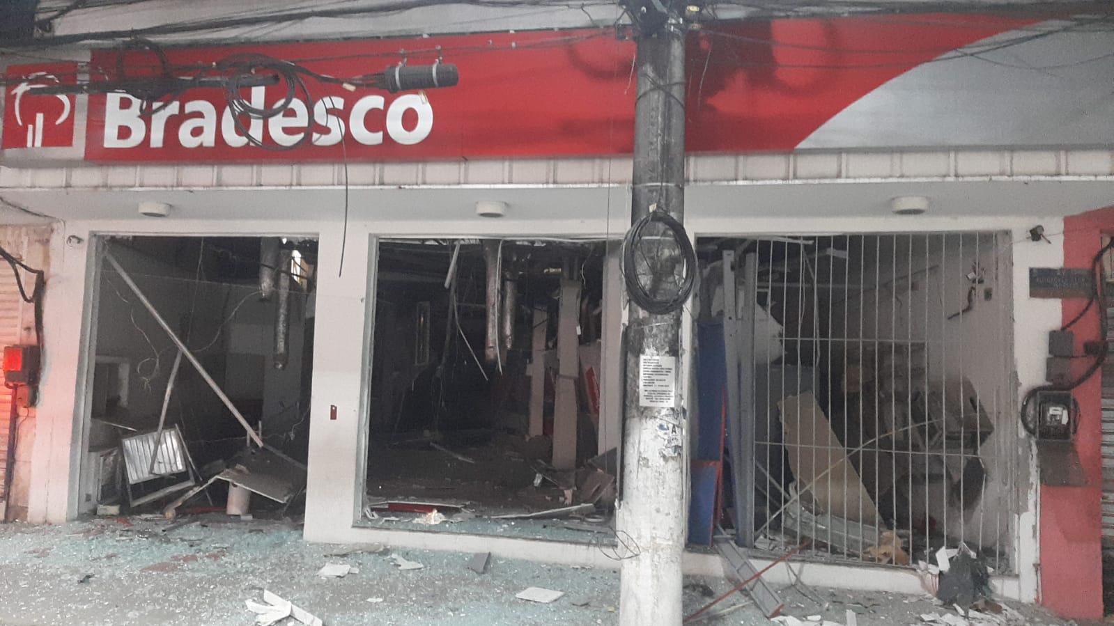 Agência bancária destruída por bandidos