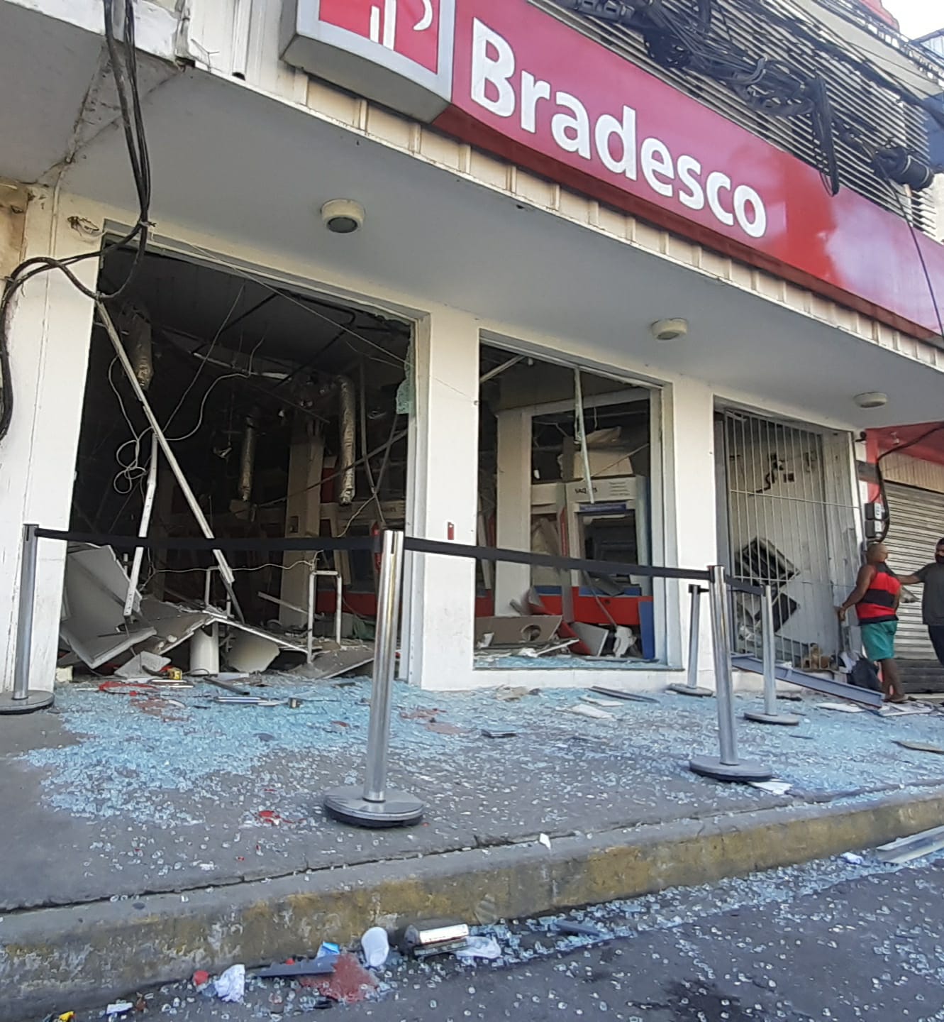 Bandidos destroem agência bancária na Baixada Fluminense
