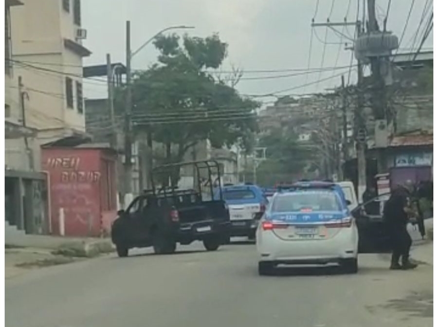 Viaturas da polícia em operação em Duque de Caxias