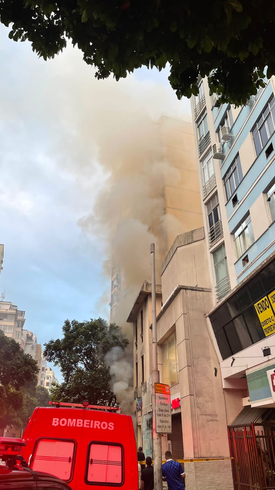 [VÍDEOS] Incêndio atinge imóvel em Copacabana, na Zona Sul do Rio