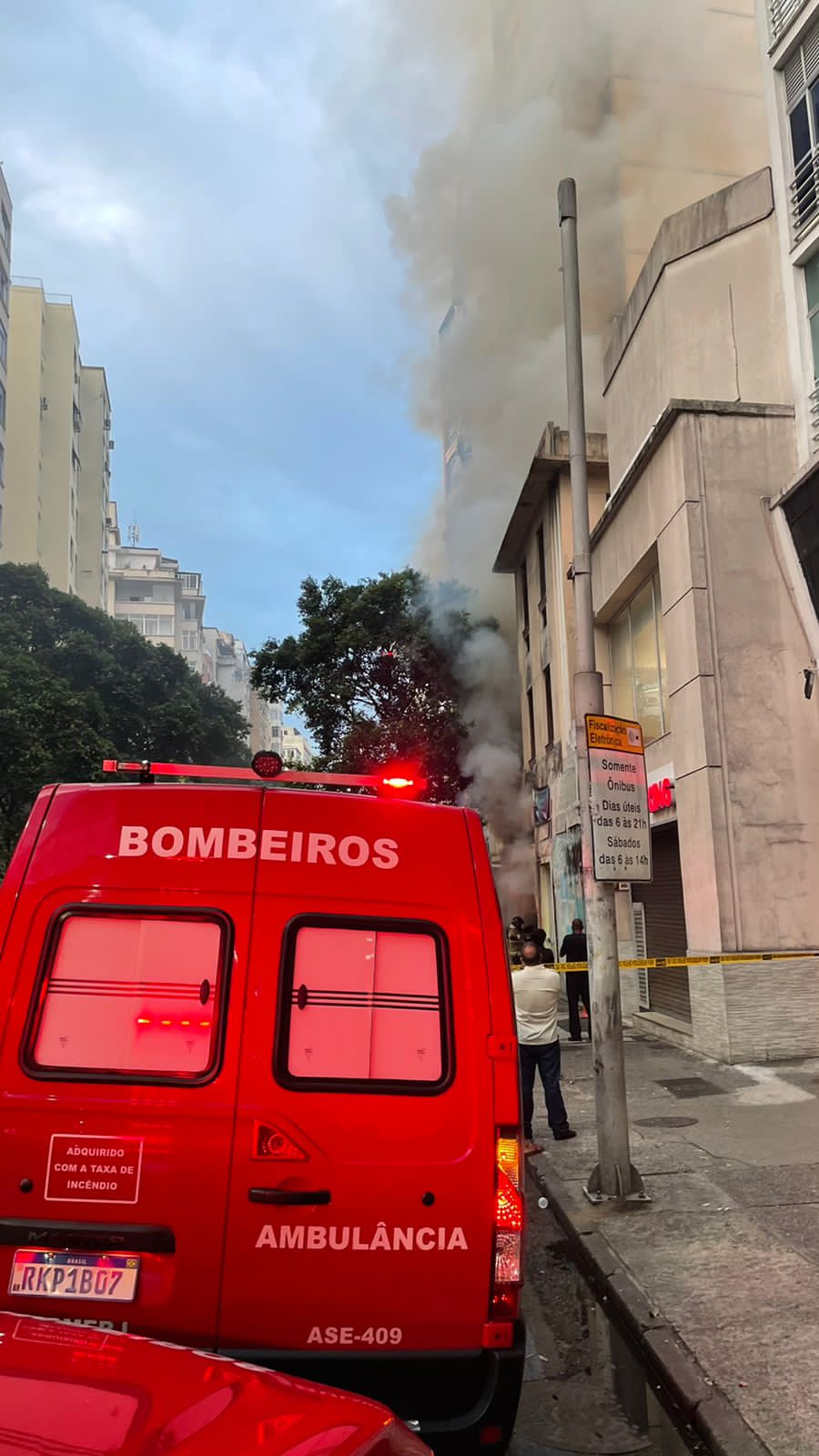 [VÍDEOS] Incêndio atinge imóvel em Copacabana, na Zona Sul do Rio