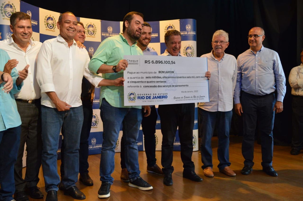 Governador Cláudio Castro entrega cheques com os investimentos para cidades da Região Serrana