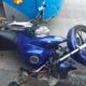 Motociclista causa acidente com BRT após conversão proibida em Jacarepaguá