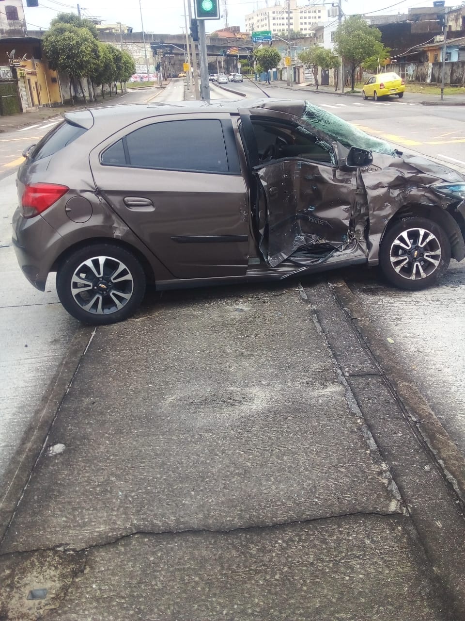 Acidente entre carro e BRT