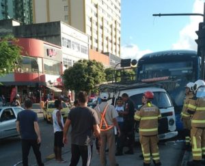 Sete pessoas ficam feridas em acidente entre BRT e kombi na Zona Oeste