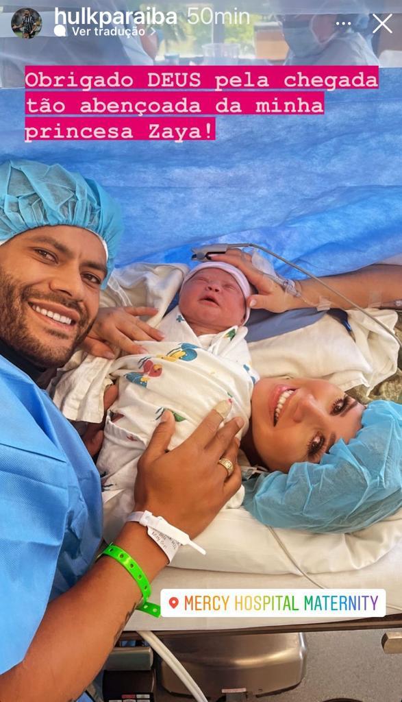 Hulk e Camila com a filha recém nascida