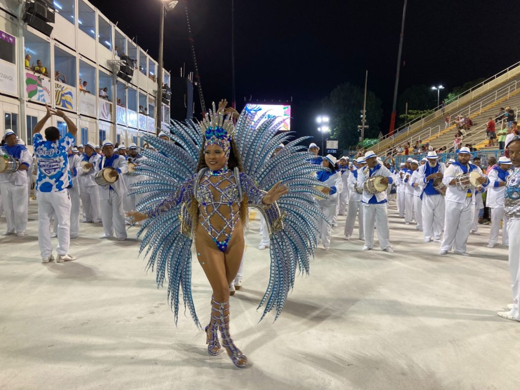 Tania Daley, primeira estrangeira Rainha de Bateria do Carnaval do Rio. (Foto: Talita Giudice/Rádio Tupi)