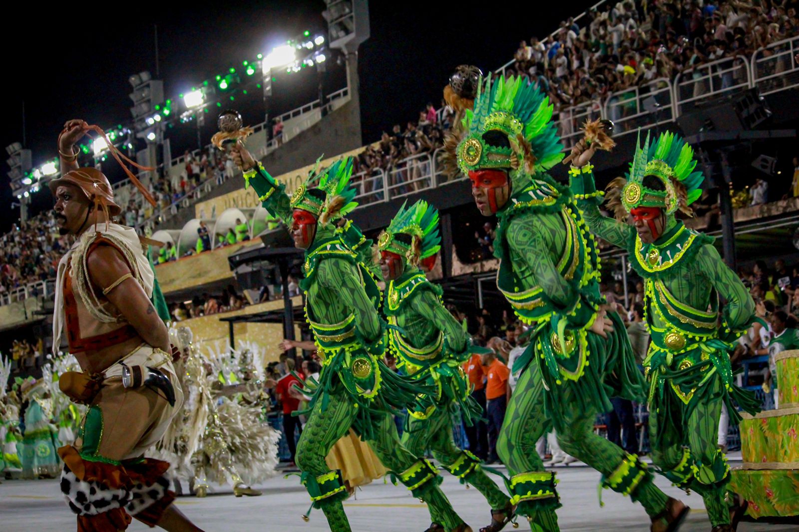 Desfile da "Acadêmicos do Cubango", segunda escola a entrar na Marquês de Sapucaí. (Foto: Talita Giudice/Rádio Tupi)