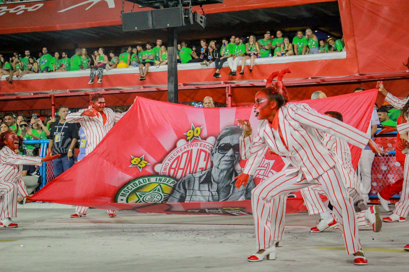 Unidos de Bangu ultrapassa o tempo limite de desfile