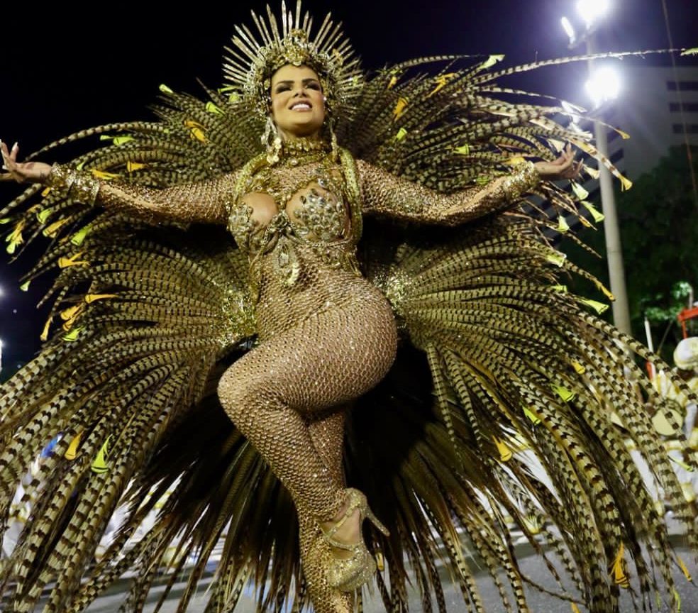 Juliana Souza leva público da Sapucaí ao delírio: 'Hoje eu realizo um sonho de criança'