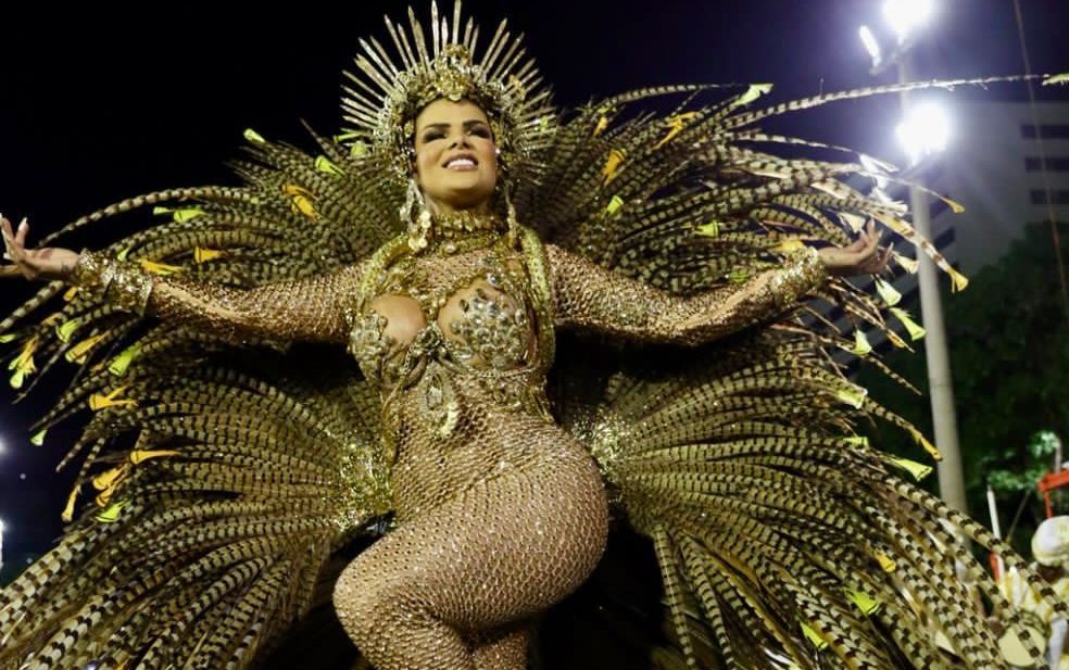 Juliana Souza leva público da Sapucaí ao delírio: 'Hoje eu realizo um sonho de criança'