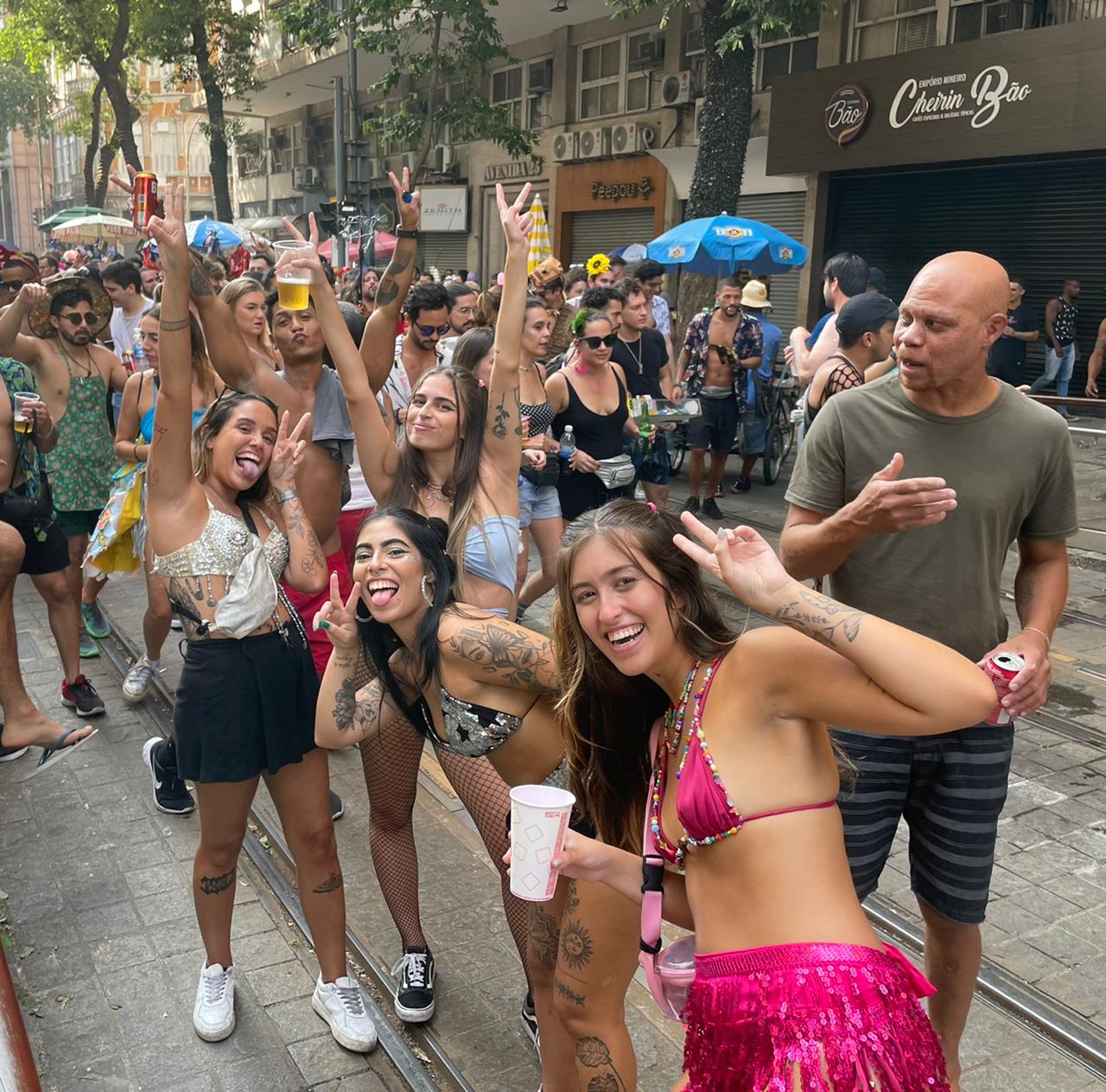 Blocos desautorizados tomam as ruas do Rio de Janeiro