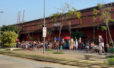 Bloco clandestino na Praça Mauá leva foliões para as ruas