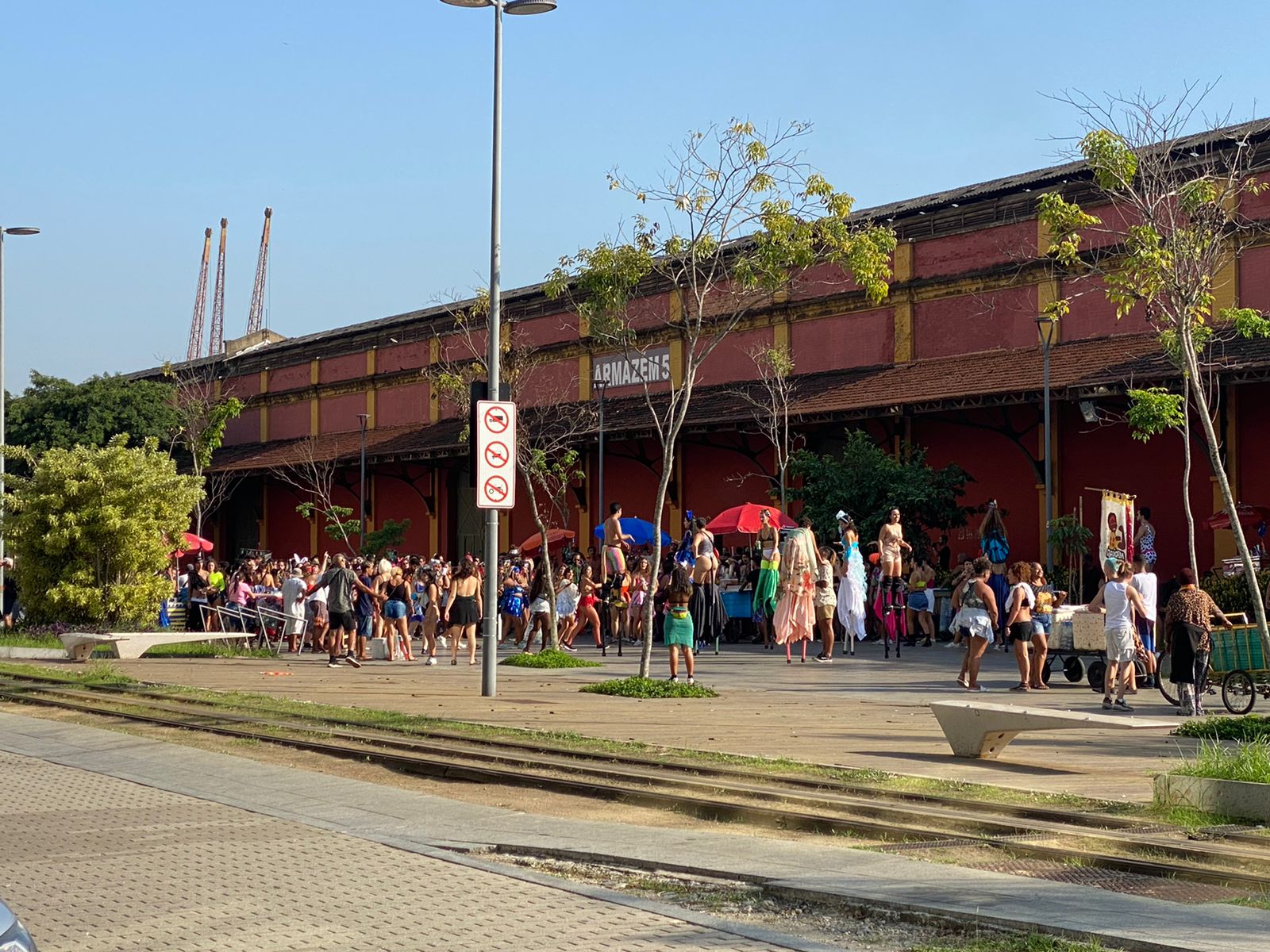 Bloco clandestino na Praça Mauá leva foliões para as ruas