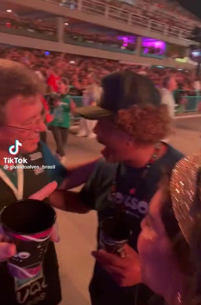 Givaldo, o ex-mendigo, com Boninho na Sapucaí