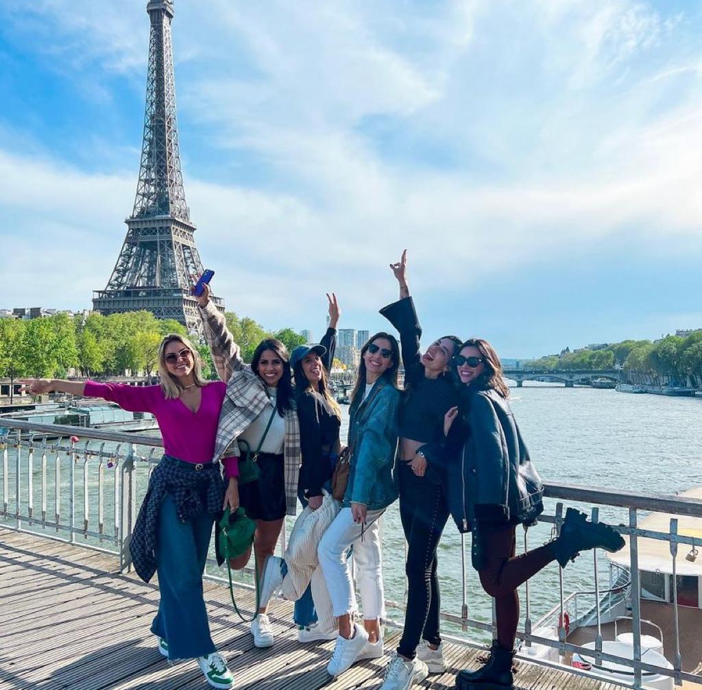 Bruna Biancardi com as amigas em Paris