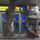 Pedestres que passam diariamente pelo Centro temem por novas "saidinhas de banco"