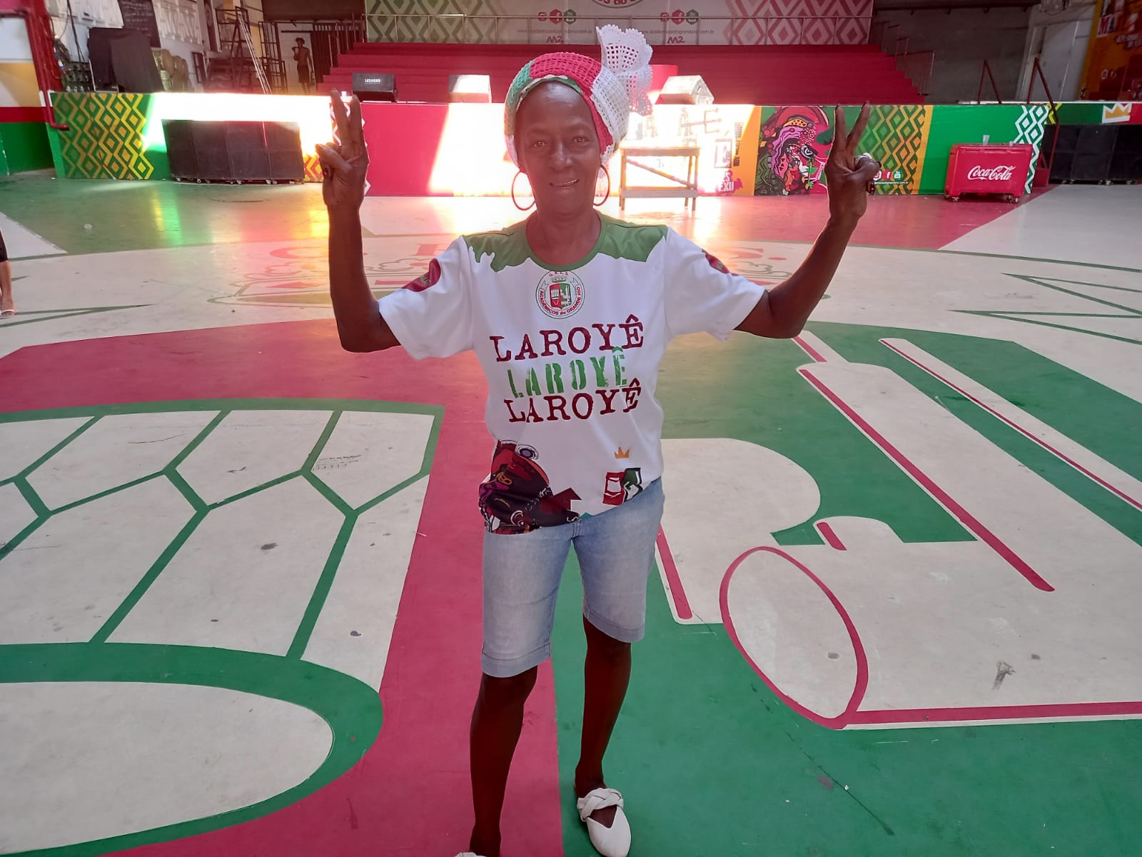 Regina D'ogum chegou cedo na quadra da Grande Rio para ver os últimos ajustes para a festa da apuração