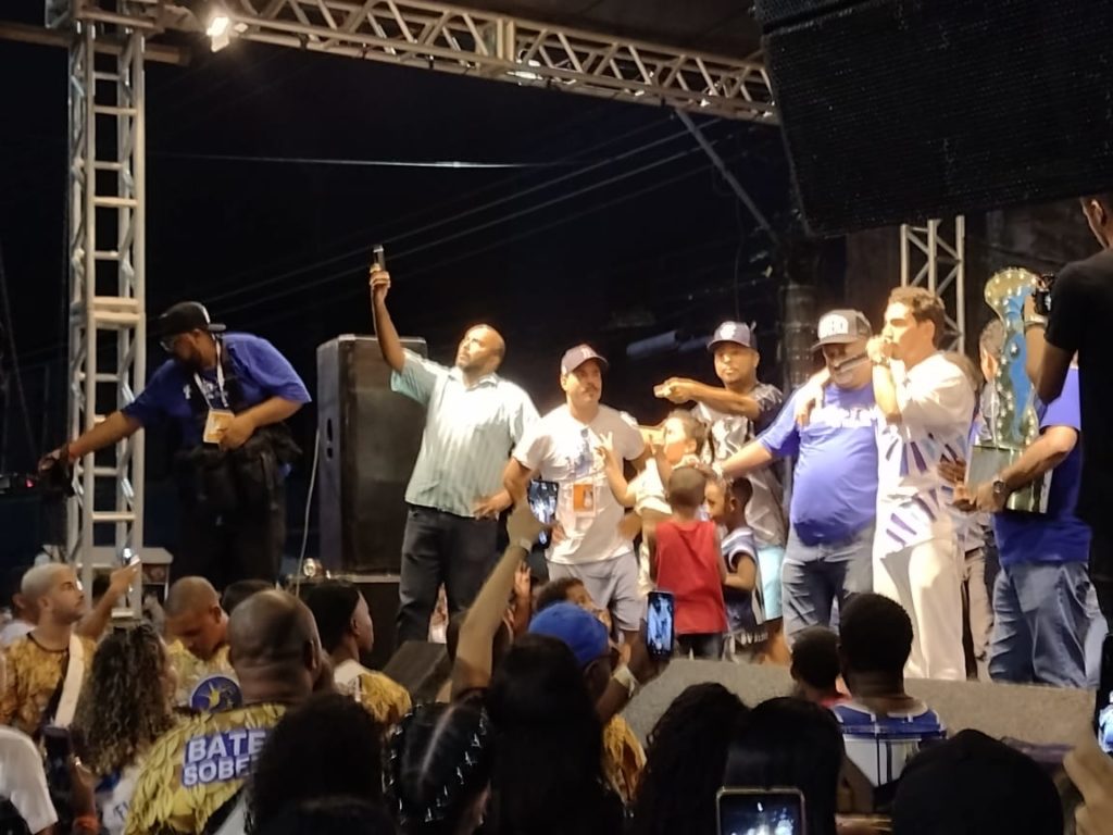 Povo de Nilópolis comemora o vice-campeonato da Beija-Flor. (Foto: Mateus Mesquita/Super Rádio Tupi)