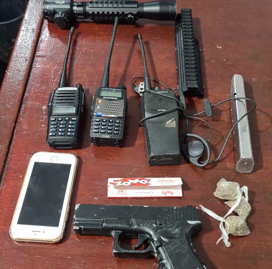 Rádios comunicadores, droga e pistola apreendidos pela Polícia Civil