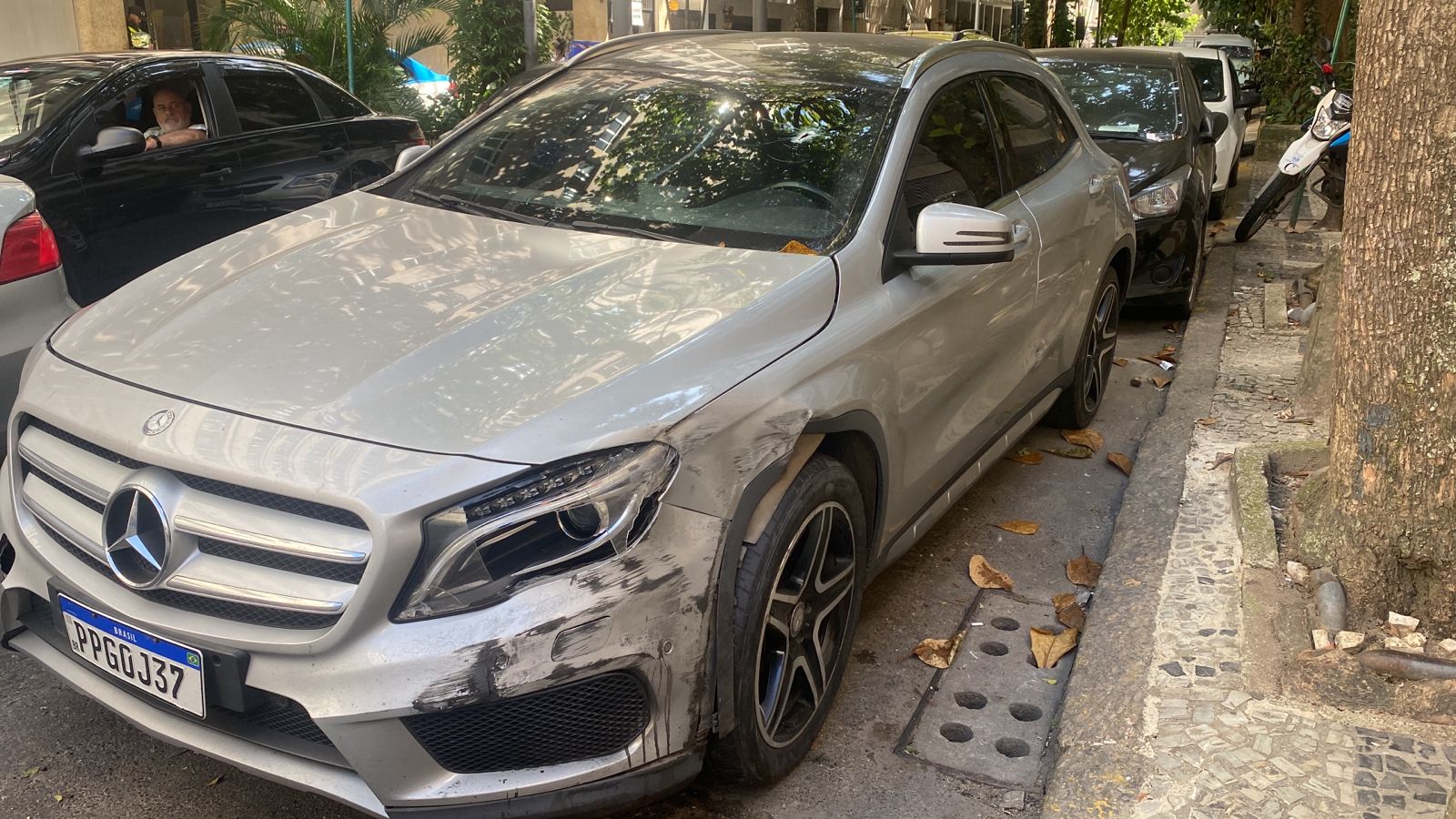 Carro roubado por criminosos no Jardim Botânico