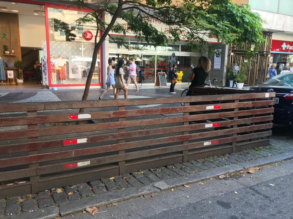Subprefeitura remove deck que servia de apoio para moradores em situação de rua, no Leblon