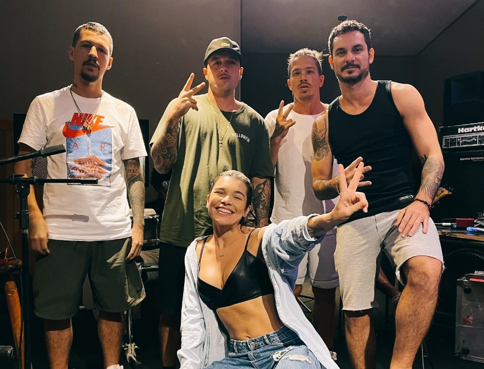 Banda 3030 e a cantora Lary