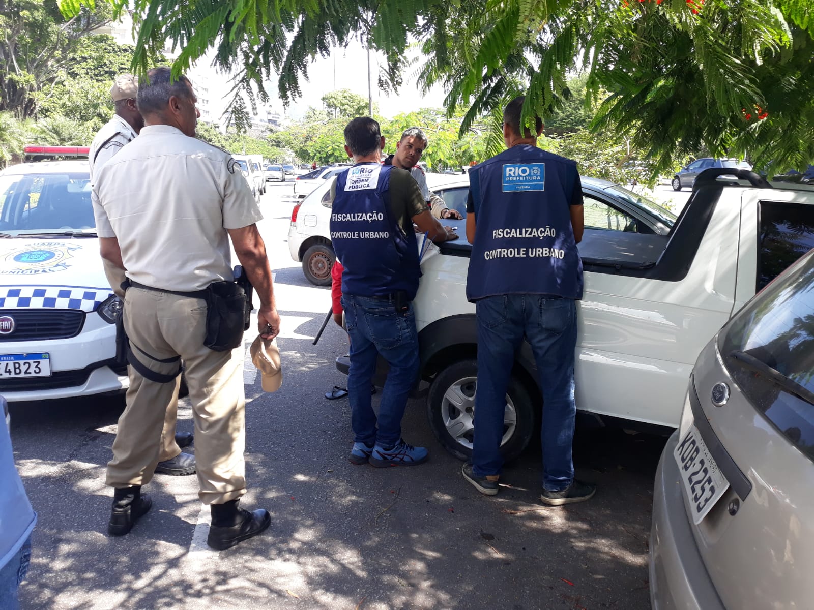 Prefeitura faz operação integrada e coíbe venda irregular de quentinhas na Zona Sul do Rio