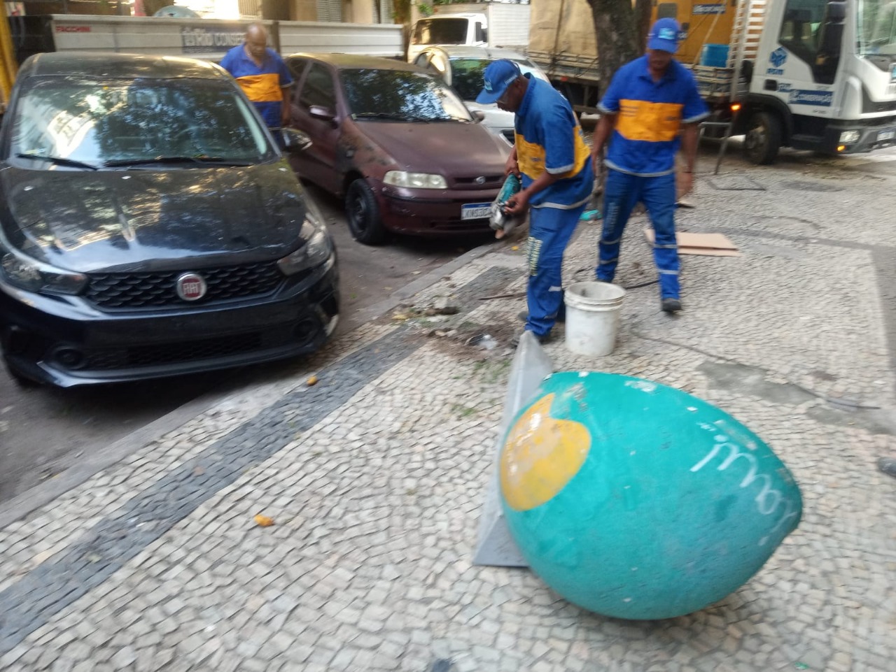 Orelhões abandonados pela concessionária são removidos das ruas de Copacabana